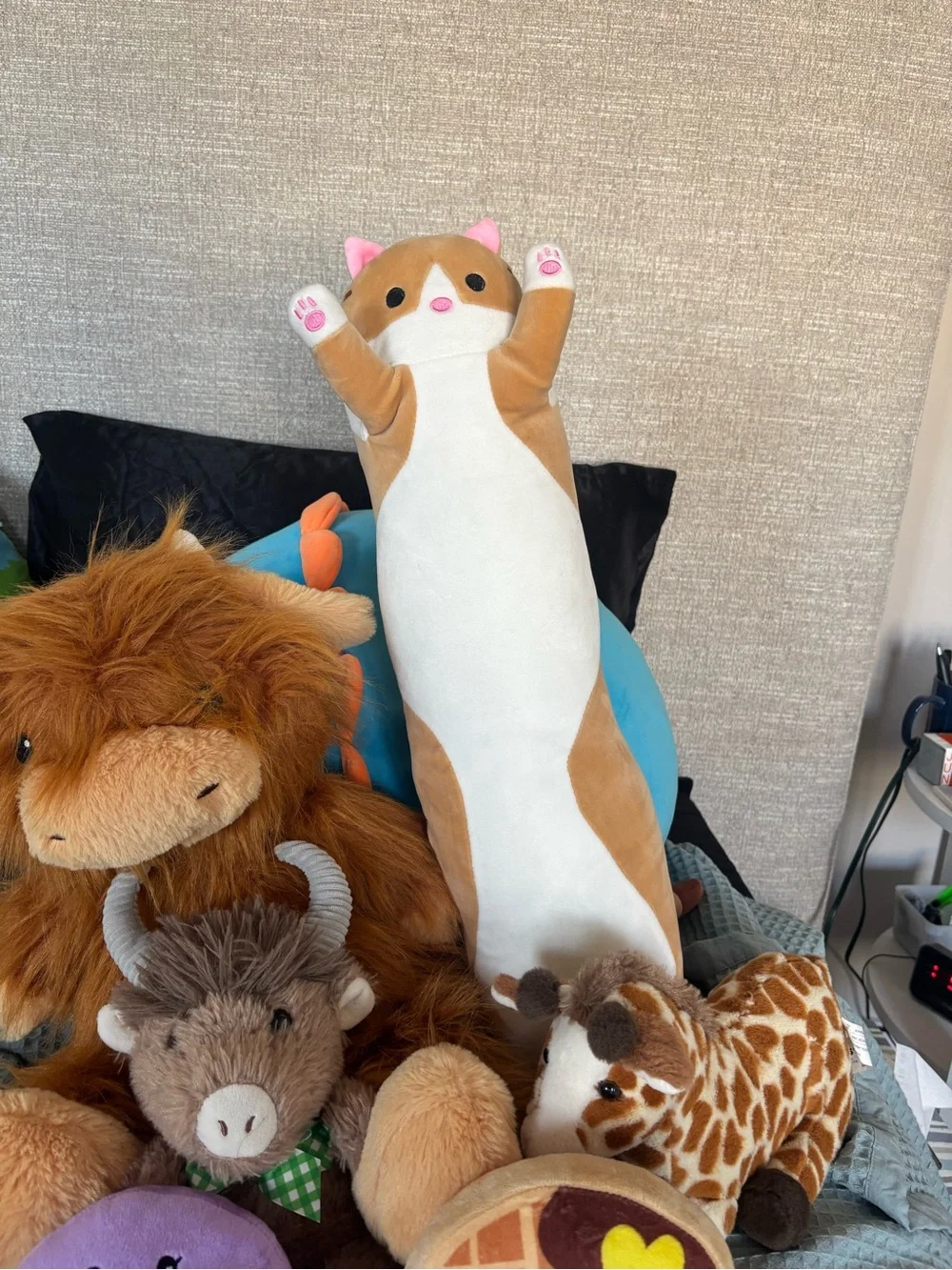 Lot of 6 mixed stuffed animals